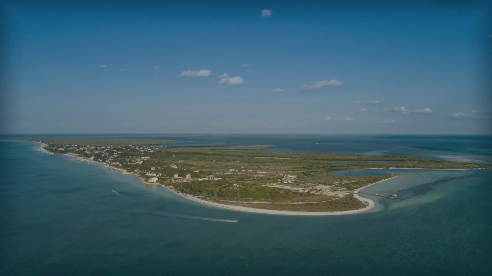 Vista aérea de una isla del Caribe con bajos de arena y agua somera.
