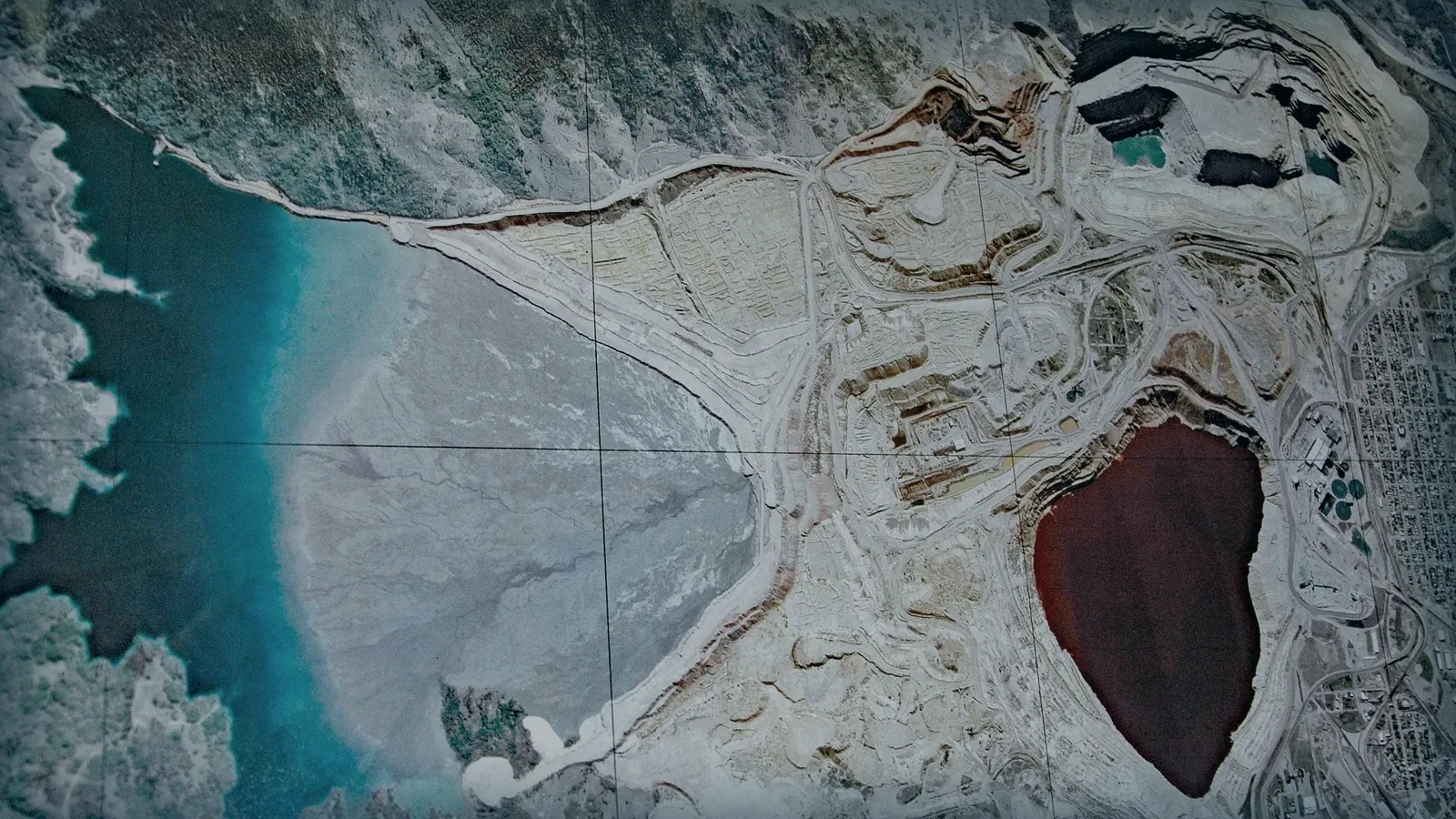 Vista aérea de un complejo minero con su tajo y su depósito de relaves.