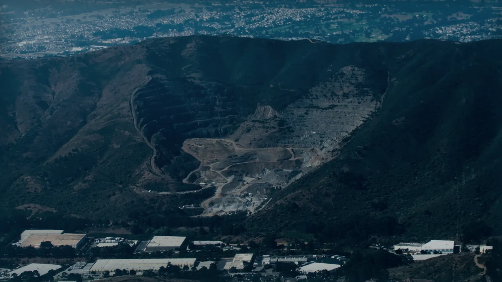 Vista aérea de una cantera con sus frentes de excavación.
