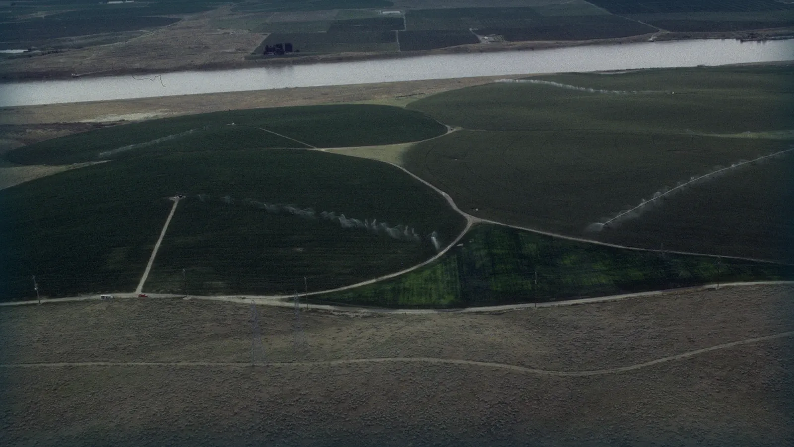 Círculos de riego por pivote central vistos desde el aire.