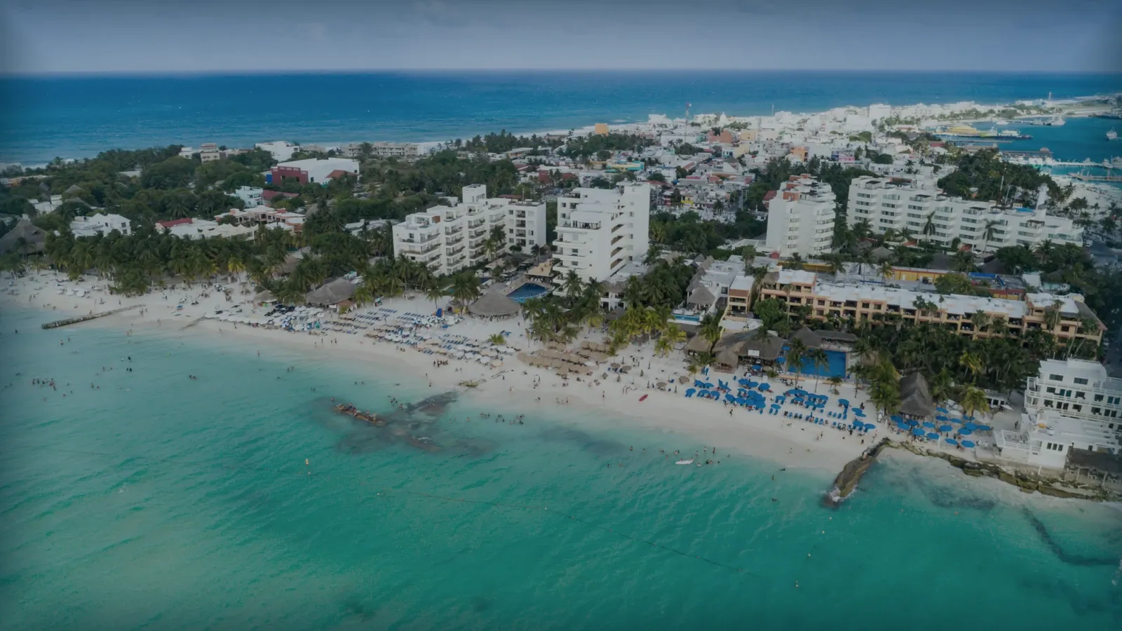 Costa caribeña con agua somera de distintos tonos según la profundidad.