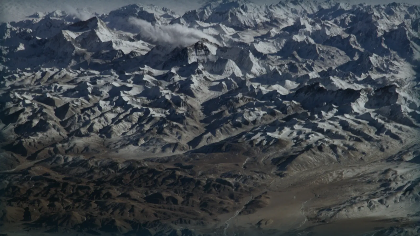 La cordillera del Himalaya fotografiada desde órbita, el tipo de relieve que condiciona la visibilidad del radar.