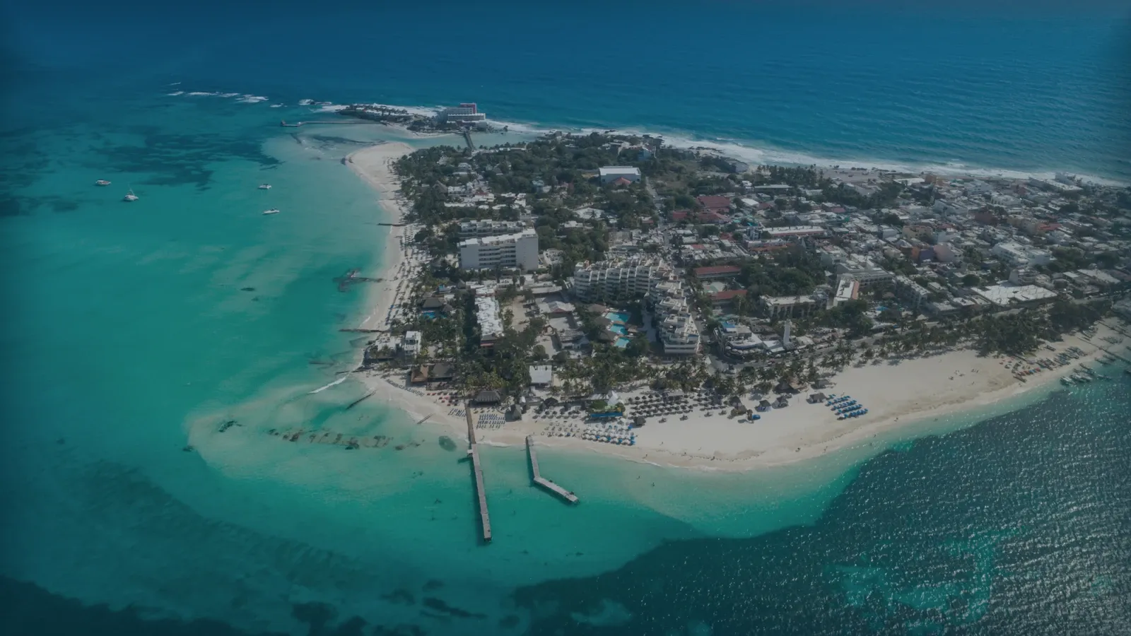 Costa con agua somera y bajos visibles desde el aire.